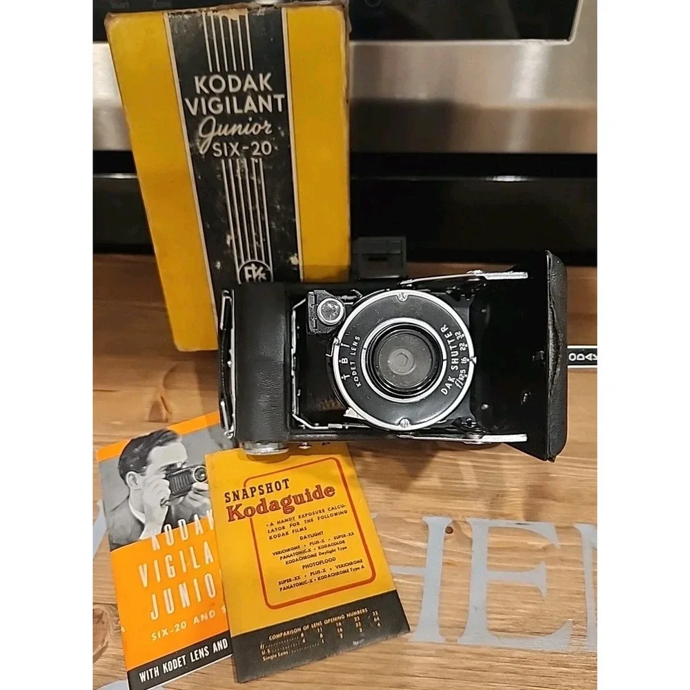 Vintage 1940's Kodak Vigilant Junior Six-20 Folding Camera w/ Box - Untested